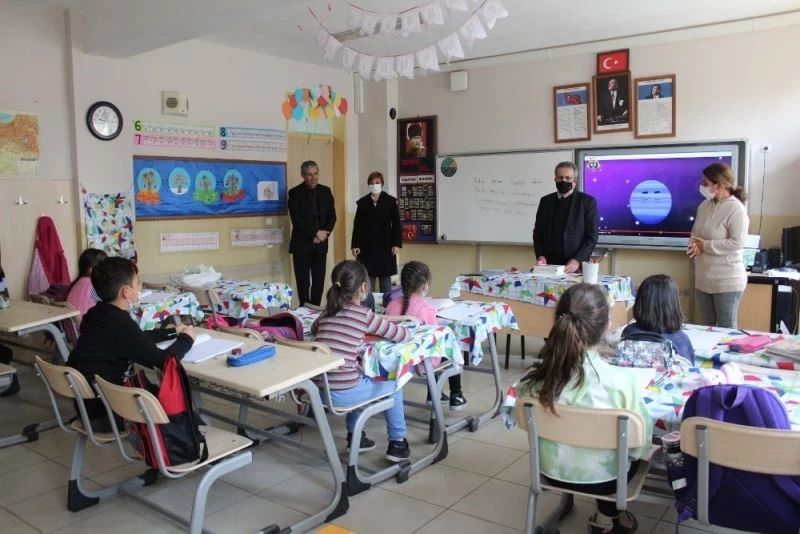 Milli eğitim müdürü okulları ziyaret ederek sorunları yerinde izliyor