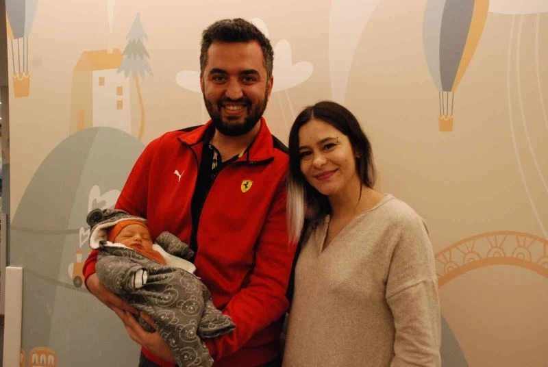 Bebeğini havuzda doğurdu
