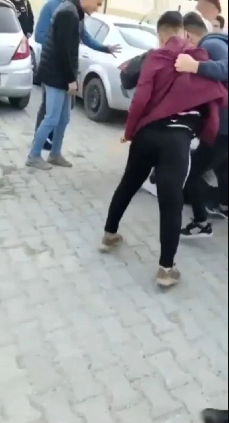 Arkadaşlarının kavgasını film izler gibi izlediler
