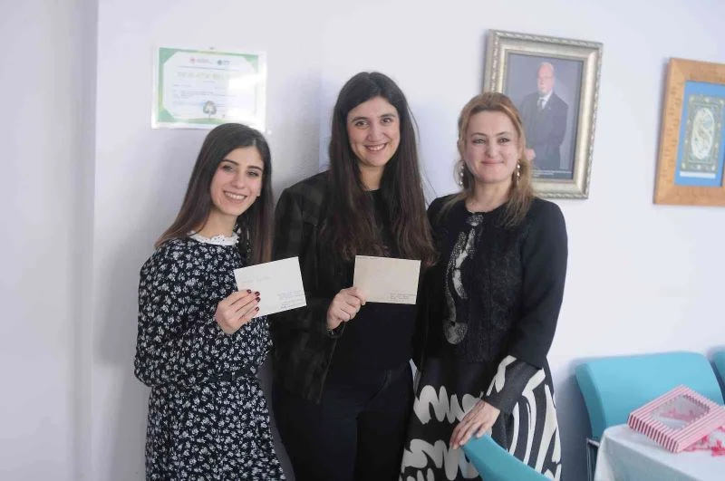 10 yıl önce kendilerine yazdıkları mektupları öğrencilerine ulaştırıyor
