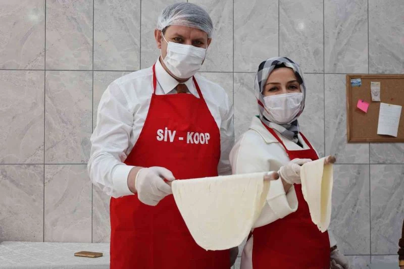 Oklavayı eline alan vali, eşi ile yufka açtı
