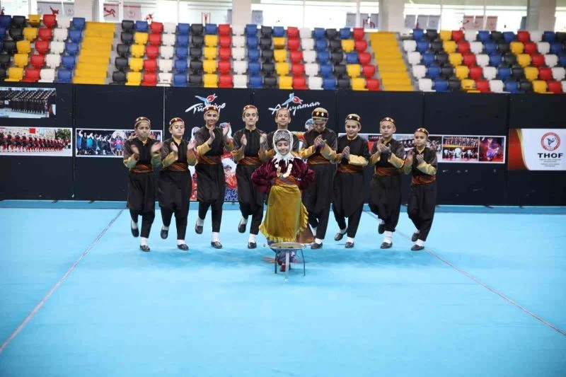 Halkoyunları yarışması görsel şölene dönüştü
