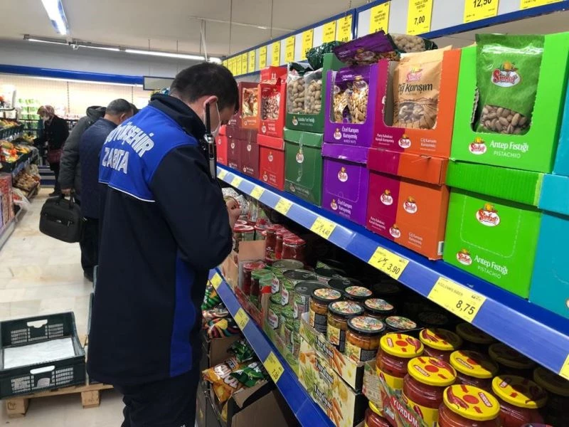 Zabıtalar marketlerdeki etiketleri denetliyor
