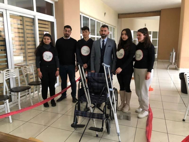 Empati kurmak için bir günlüğüne engelli oldular
