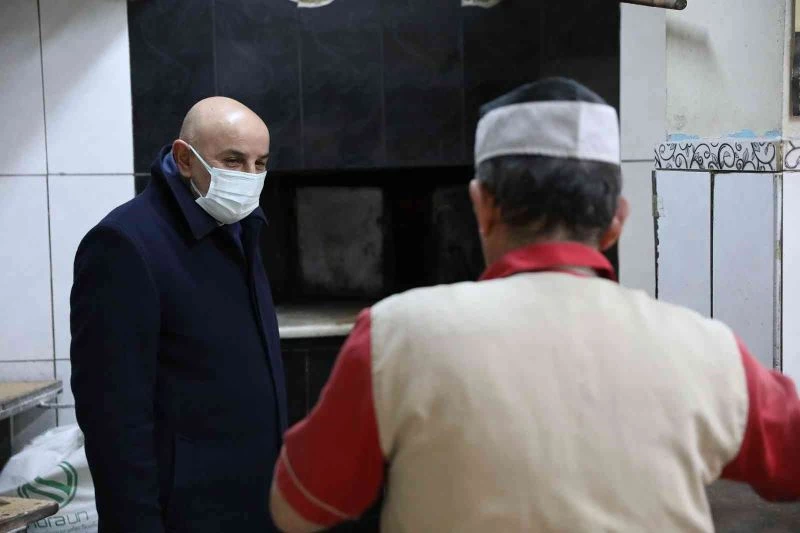 Belediye Başkanı Altınok esnaf ziyaretinde fırının başına geçti
