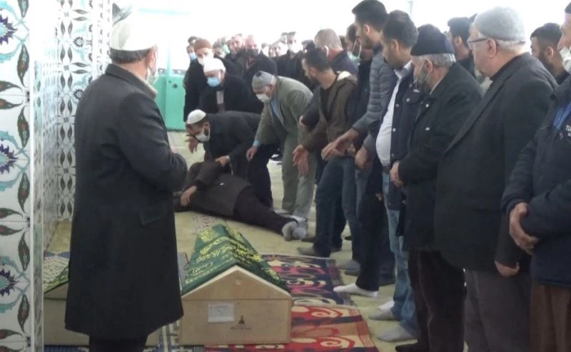 Yangında torunlarını kaybeden dede, cenazede baygınlık geçirdi
