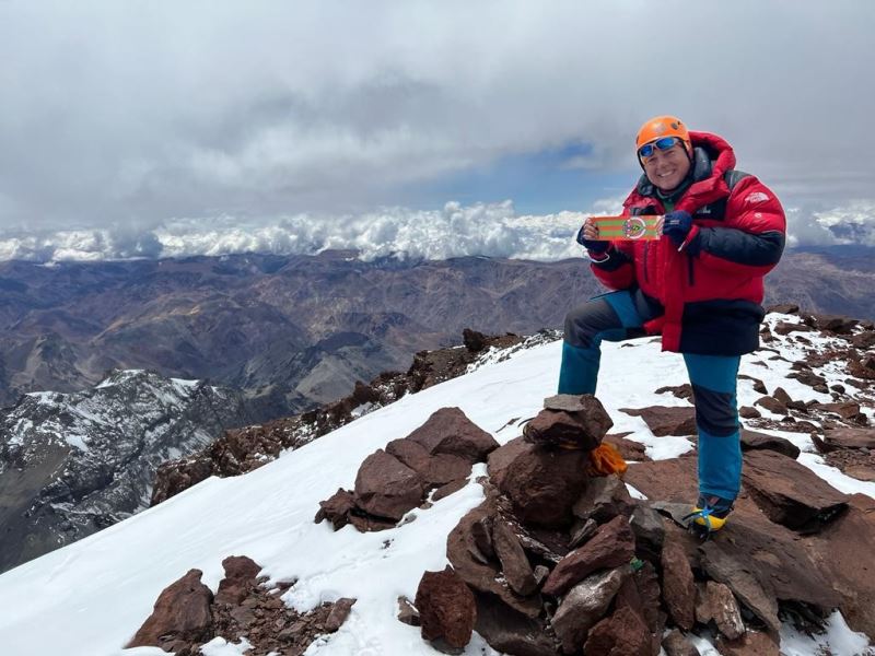 Türk doktor, Güney Amerika’nın en yüksek dağında zirveye ulaştı
