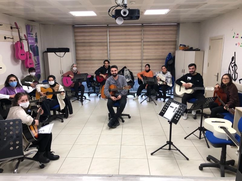 Düzce’de gitar kursuna ilgi büyük
