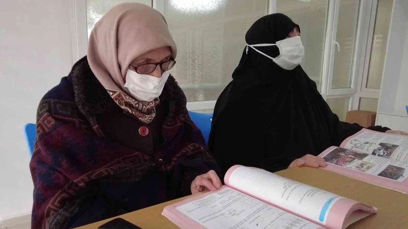 80 yaşındaki Emine ninenin okuma azmi
