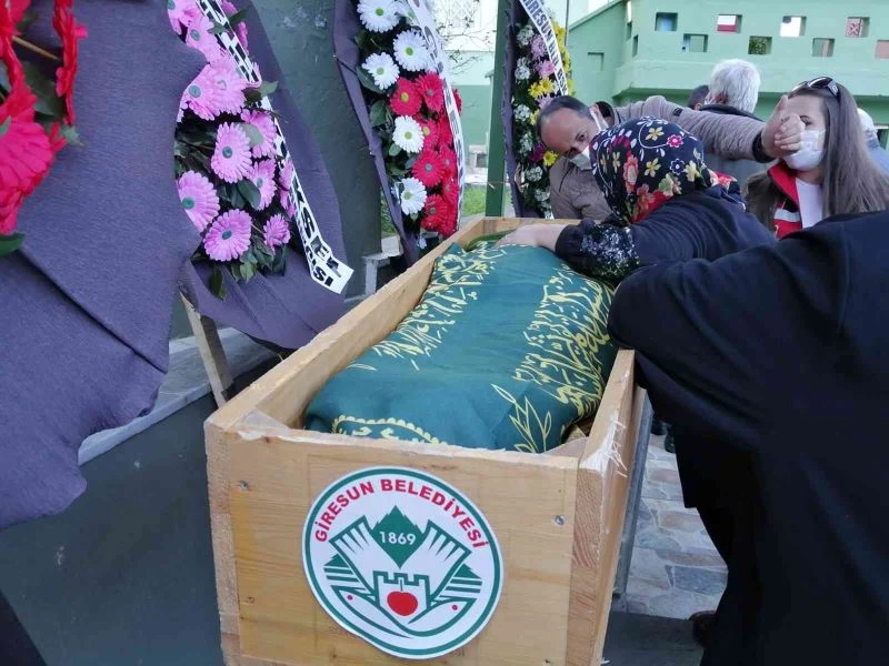 Bıçaklanarak öldürülen 16 yaşındaki kızının tabutuna sarılarak gözyaşı döktü
