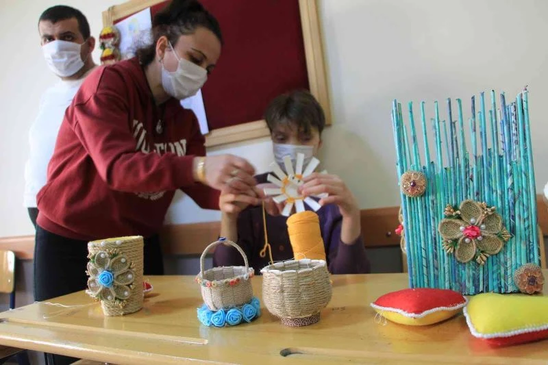 Özel öğrenciler geri dönüşüm malzemelerini kazanca dönüştürüyor
