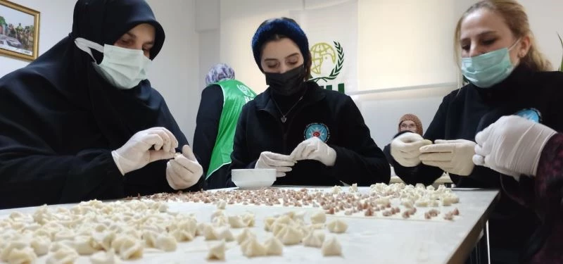 Kadınlar yardım için mantı açtı
