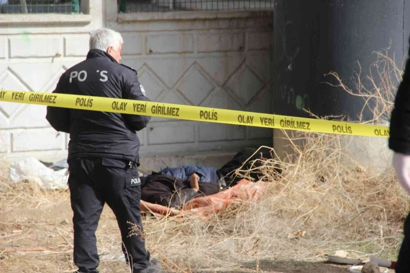 Afyonkarahisar’da köprü altında donmuş erkek cesedi bulundu
