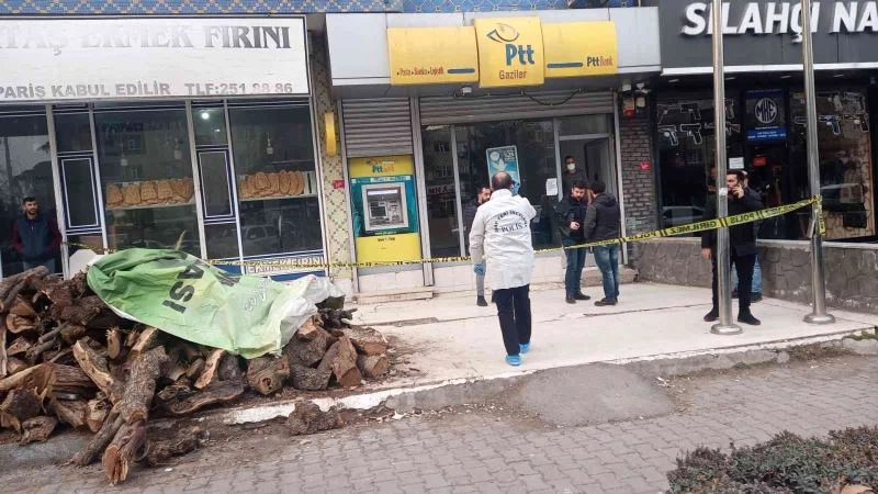 Maskeli, silahlı soyguncular PTT şubesinden 20 bin TL çalarak kayıplara karıştı
