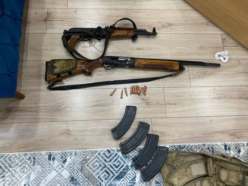 Her taşın altından silah çıktı
