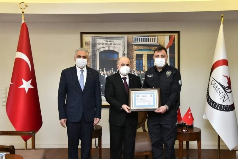 Yaşlı kadını alevler arasından sırtında taşıyarak kurtaran polislere ödül
