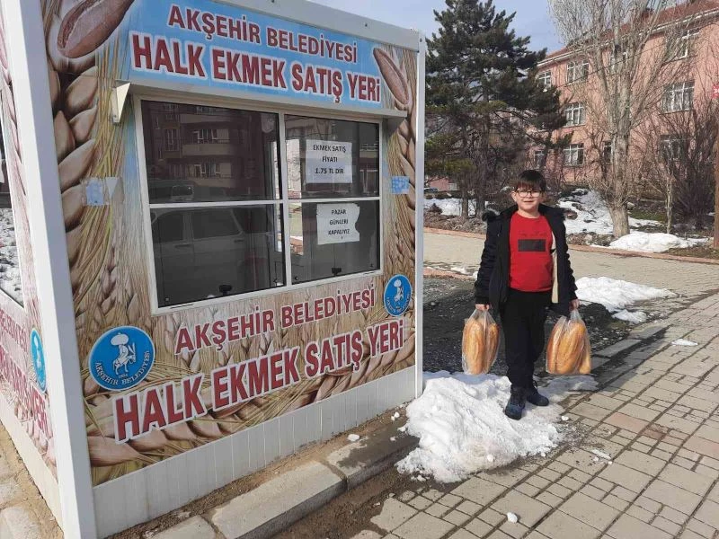 Atmatıkla geri dönüşüm projesiyle kazandığı puanlarla ekmek aldı
