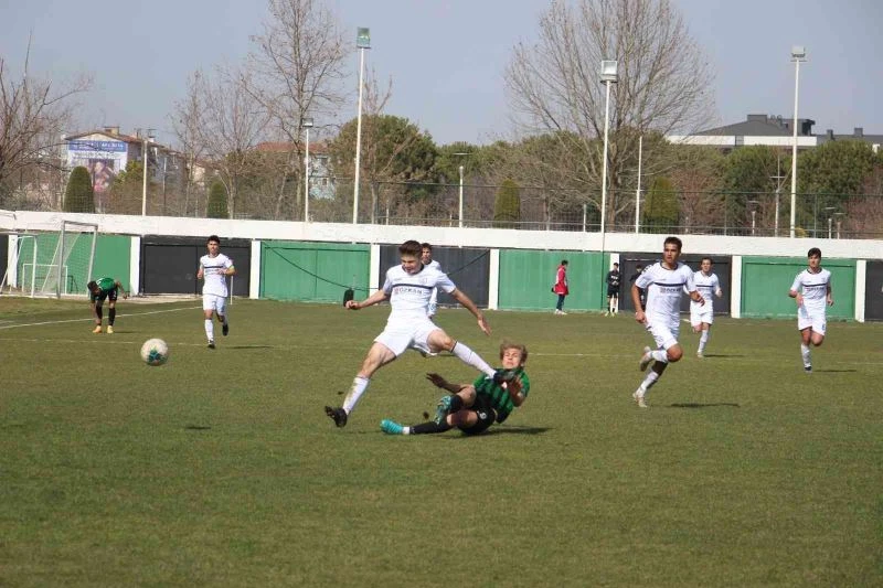 Genç horozlardan hakeme büyük tepki
