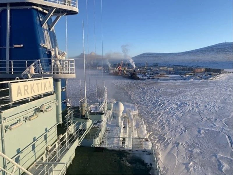 Rosatomflot’un buzkıran gemisi Arktika, ilk doğu-batı refakati görevine başladı
