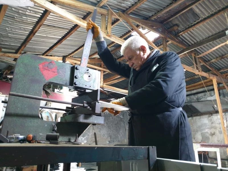 Babasından öğrendiği tenekeciliği 55 yıldır devam ettiriyor