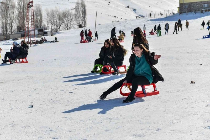 AYM’li gençler ve aileleri için kayak festivali düzenlendi
