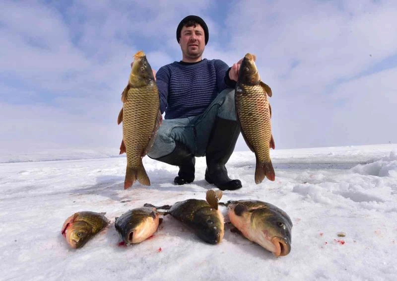 Nazik Gölü’nde Eskimo usulü balık avı
