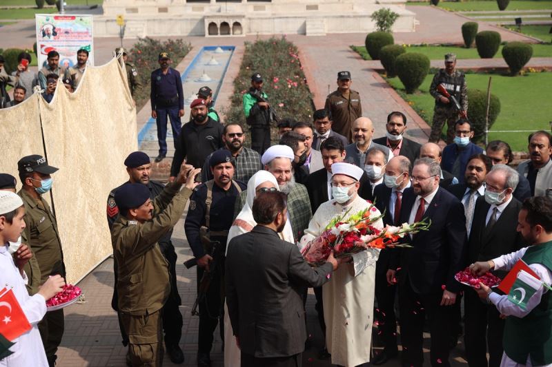Diyanet İşleri Başkanı Erbaş, tarihi Badşahi Camii’nde Pakistanlı Müslümanlara hitap etti
