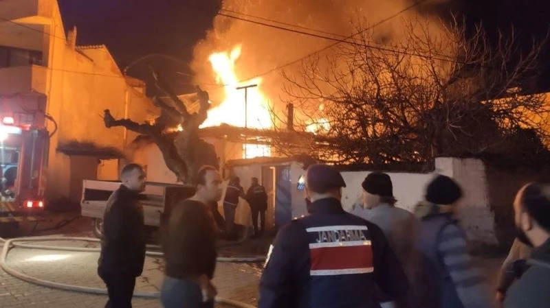 Elektrik kontağından çıkan yangın kerpiç evi kül etti
