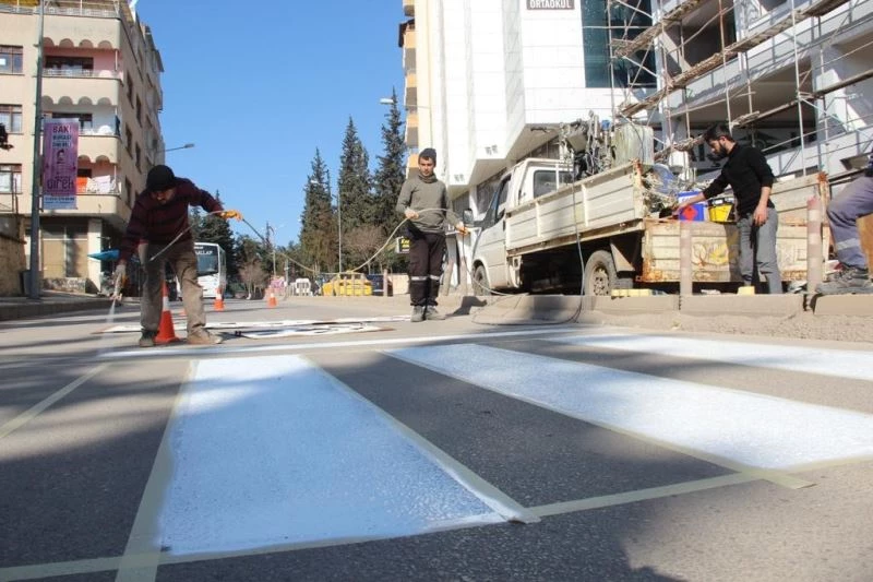 Kilis’te yaya geçidi çizgileri boyanıyor
