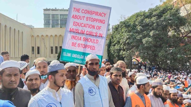 Bangladeş’ten, Hindistan’daki başörtüsü yasağına karşı protesto
