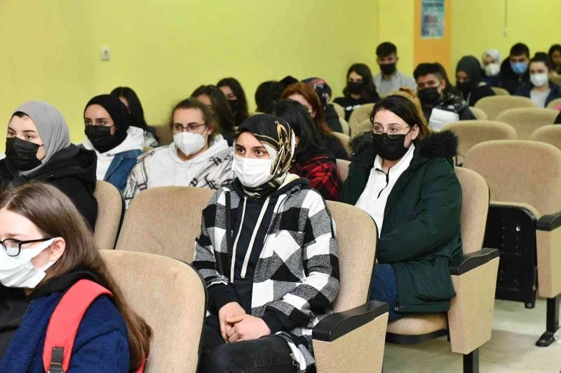 Başkan Kanar öğrencilerle bir araya geldi
