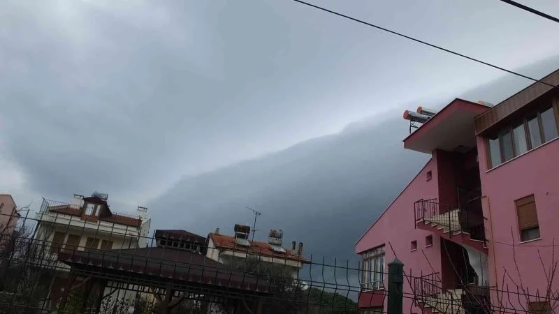 Burhaniye’de yağmur bulutları ilgi çekti
