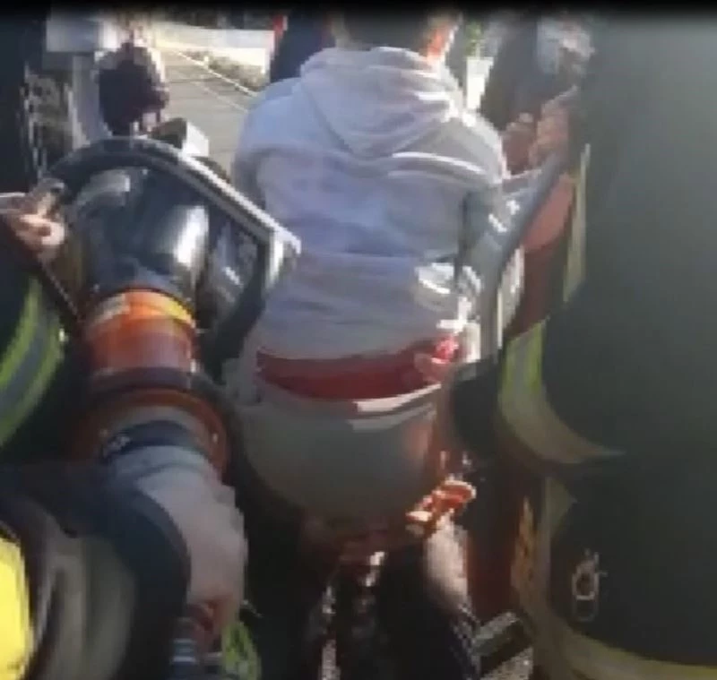 Parkta salıncağın oturağına sıkışan çocuğu itfaiye kurtardı
