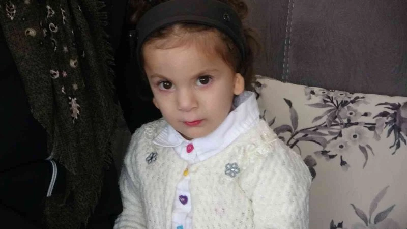 Kulak kepçesi olmadan doğan minik Zeynep duyabilmek istiyor
