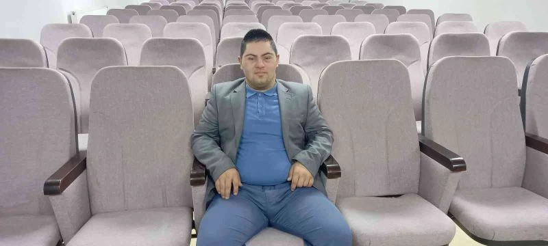 Down sendromlu Erdinç sesiyle dengbejlere taş çıkarıyor
