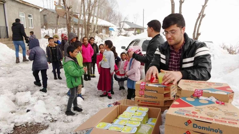 Muş’ta hayırsever gençler köy çocuklarını ilk kez pizzayla tanıştırdı
