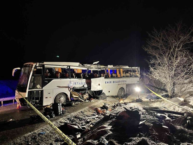 Çankırı’da cenaze yakınlarını taşıyan İBB’ye ait yolcu otobüsü devrildi: 2 ölü
