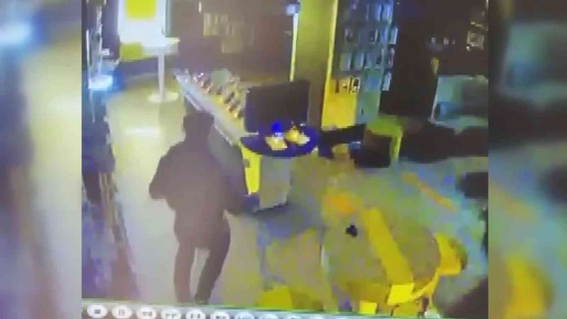 (Özel) Taşla camını kırdığı telefon mağazasını 1 dakikada böyle soydu
