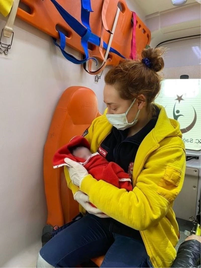 Minik bebek sağlı ekiplerinin kucağında evde gözlerini dünyaya açtı
