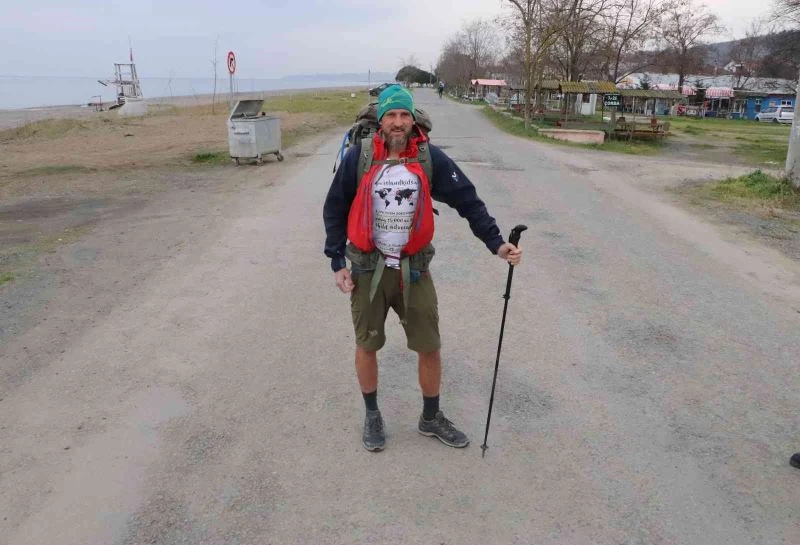 Filipinli çocuklar için polisliği bıraktı, dünyayı yürüyerek dolaşıyor
