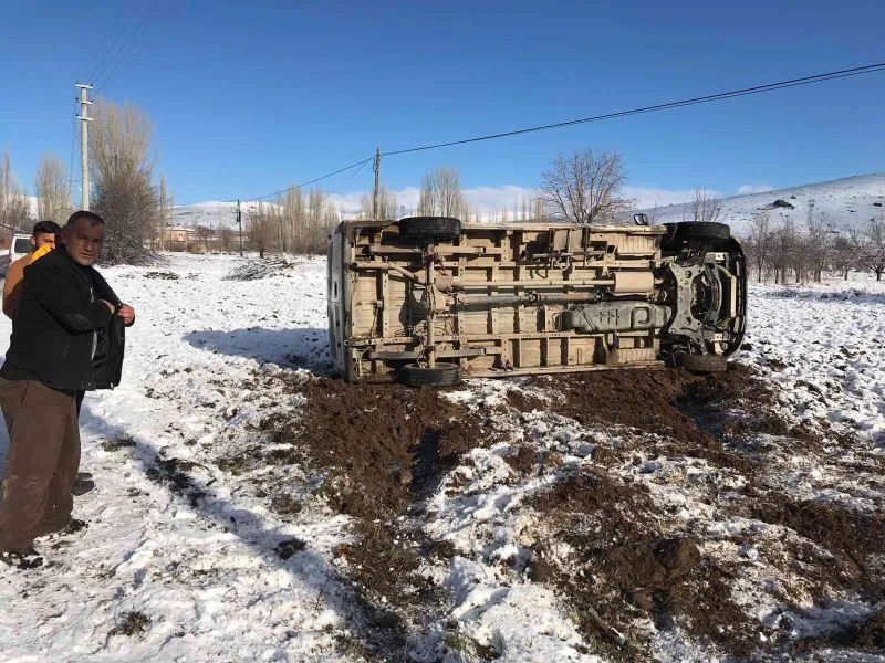 Devrilen minibüsün boş olması yaşanabilecek facianın önüne geçti
