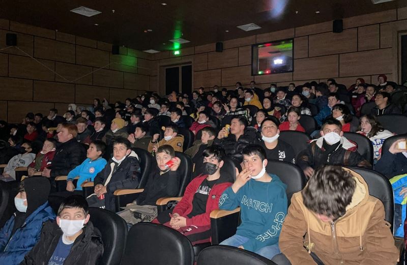 Bayburt’ta ortaokul öğrencileri sinemada buluştu
