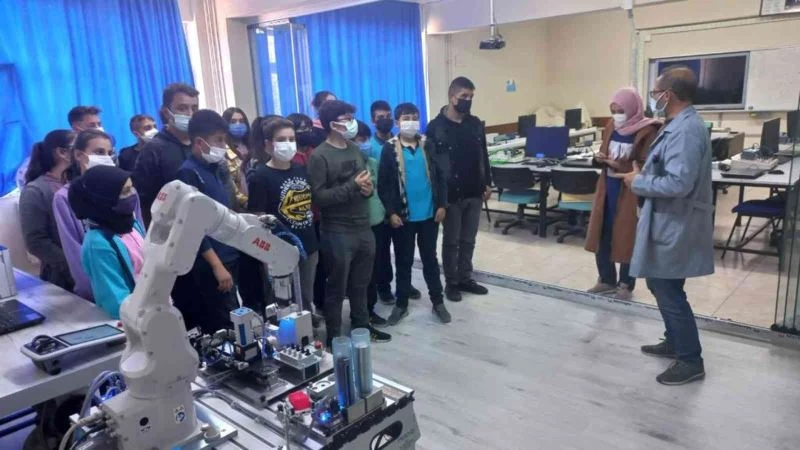 Kütahya Atatürk Mesleki ve Teknik Anadolu Lisesine Endüstri 4,0 Atölyesi kuruldu
