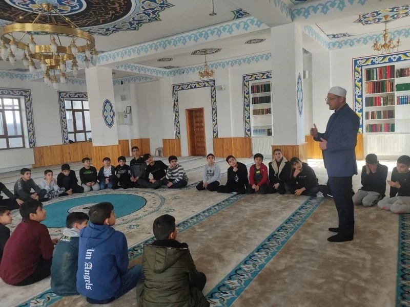 Erciş’te “Gençliğe Değer Ara Dönem Kampı” başladı
