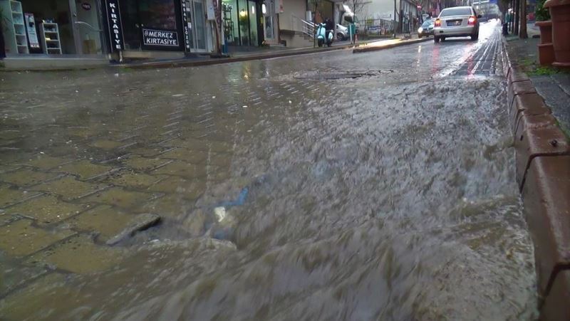 Sağanak yağış şiddetini artırdı: Bozuk mazgallar sokakları felç ediyor
