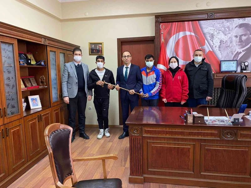 Gençler Devrek Bastonu yapmayı öğreniyor
