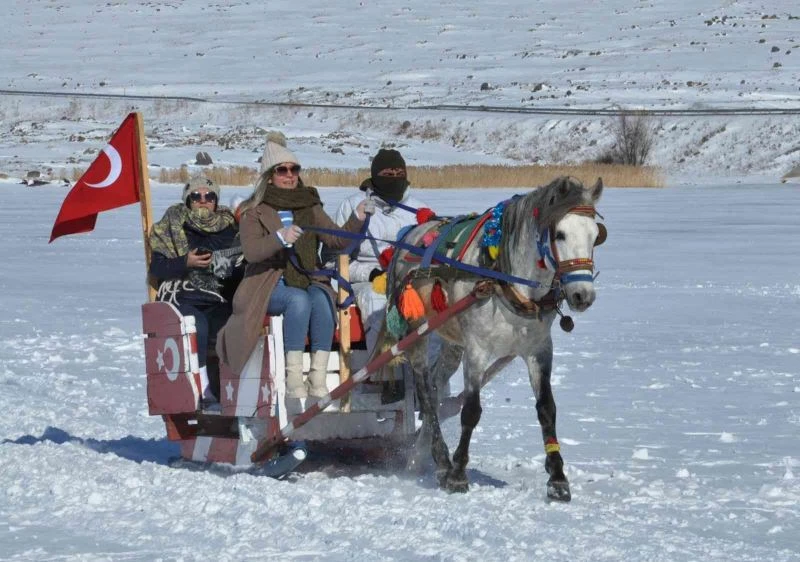 Kars’ta masalsı atlı kızak seferleri sürüyor
