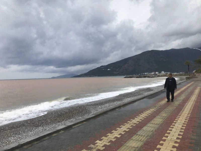 Bozyazı’da deniz kahverengiye döndü

