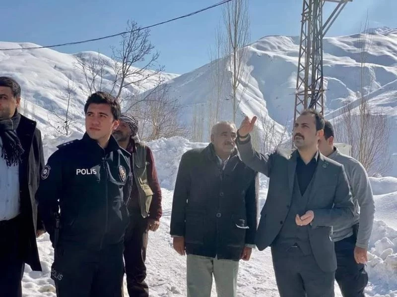 Kaymakam Kundakçı kar kalınlığının iş makinesinin boyunu aştığı yolda
