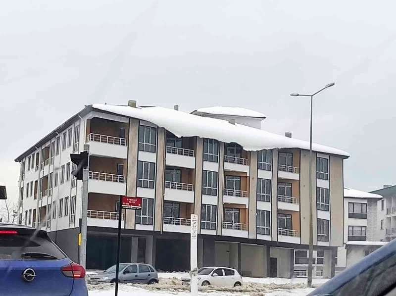 Buz sarkıtları ve çatılardaki karlara dikkat
